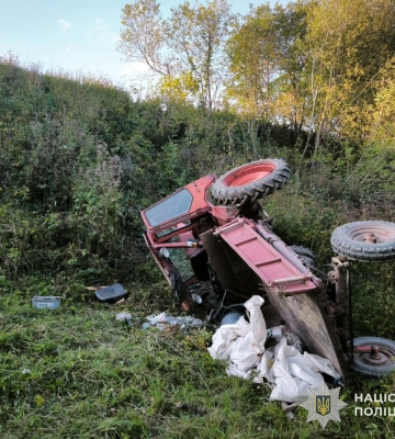 На Самбірщині перекинувся трактор: травмувались дві людини