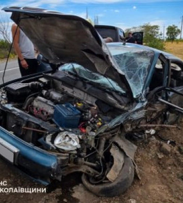 У Миколаївському районі рятувальники деблокували чоловіка з понівеченого авто