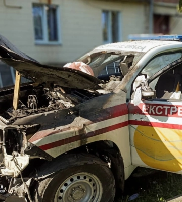 Прицільним ударом росіяни знищили автомобіль медиків у Середині-Буді