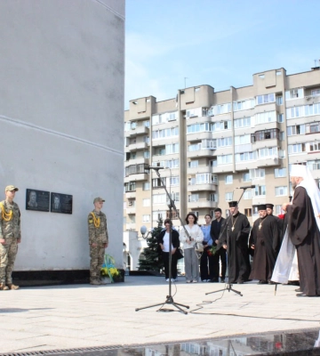 У Луцьку встановили меморіальні дошки загиблим на війні депутатам - Сергію Слабенку та Сергію Духницькому