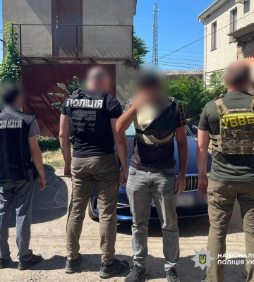 В Одесі затримали ділків, які намагалися дати $7500 хабаря прикордоннику, щоб вивезти зятя, - ФОТО
