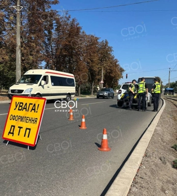 Маршрутка з Дніпра зіштовхнулась з вантажівкою: є травмовані
