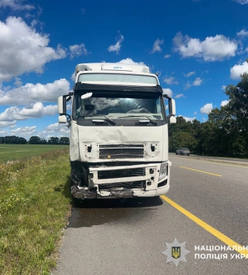 Під Білою Церквою Volvo врізався в припаркований автомобіль, від удару той перекинувся – є загиблі