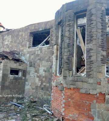 На Сумщині російський дрон влучив у житловий будинок: є постраждалі (Відео)