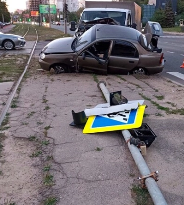 ДТП на Клочківській: автомобіль від удару викинуло на трамвайні колії