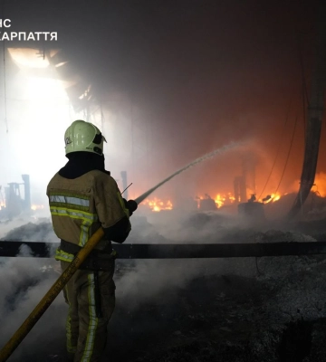 Атака рф на Мукачево: уже 19 постраждалих, масштабну пожежу локалізували