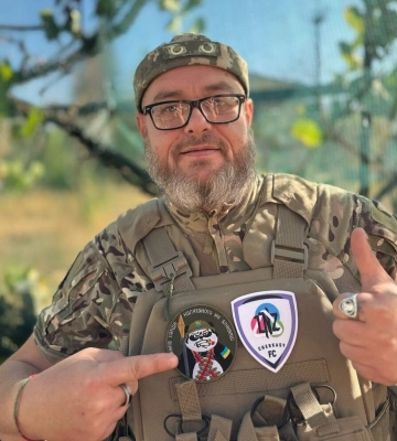 Черкаський журналіст вручив шеврон, з яким воював, головному тренеру ЛНЗ
