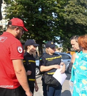 У Рівному падіння уламків спричинило пожежу, постраждала жінка (, )