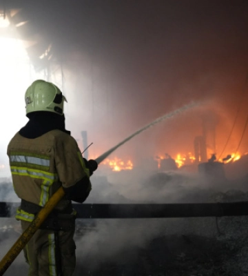 У Мукачеві локалізували масштабну пожежу на місці ракетного удару РФ