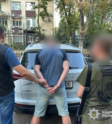 10 тисяч доларів за таємне залишення служби без наслідків: на Одещині поліцейські викрили посадовця РТЦК та СП на хабарництві