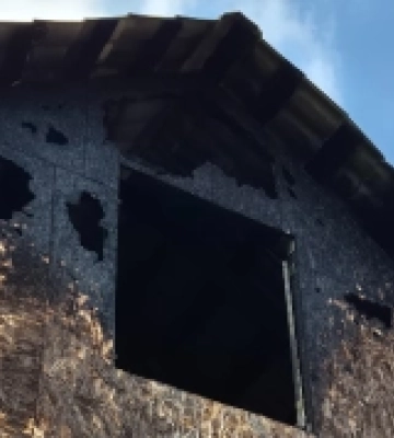У Рівному через нічну атаку росіян постраждала жінка та згоріла частина будинку