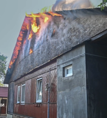 Наслідки ворожої атаки у Рівному: уламки впали на цивільні об’єкти (ВІДЕО)
