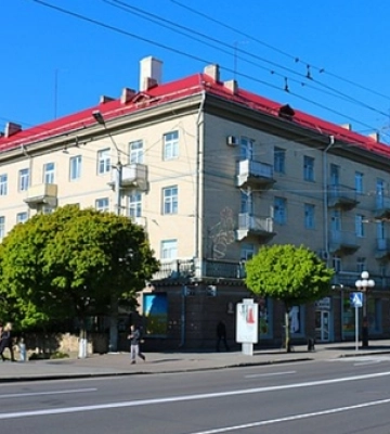 У Луцьку на проспекті Волі оброблятимуть дерева та кущі від шкідників