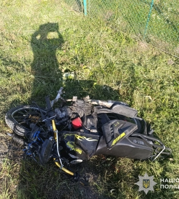На Львівщині кросовер та мотоцикл після зіткнення повилітали у кювет: є поранені. ФОТО