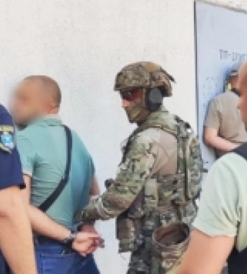 Обіцяв перевезти чоловіків у контейнерах до Молдови: миколаївські поліцейські затримали підозрюваного