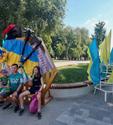 Яскраві фотозони, прапори і квіти: Дніпро прикрасили до Дня Незалежності України