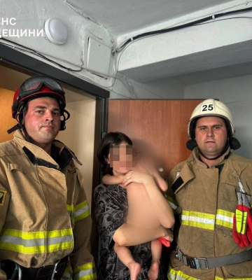 На Одещині рятувальники визволили дворічного хлопчика із зачиненої квартири