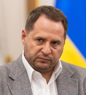 «Не намерены уступать». Украина не будет проводить референдум об изменениях в Конституцию для признания оккупации РФ территорий — Ермак
