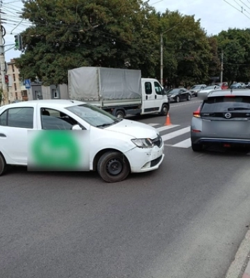 У Луцьку таксист влетів у дорогущий Nissan