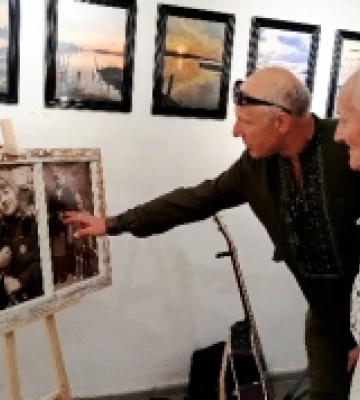 «Фотографую людей і природу»: у Луцькій Галереї мистецтв презентували світлини й слухали пісні Юстіна Шмігельскаса