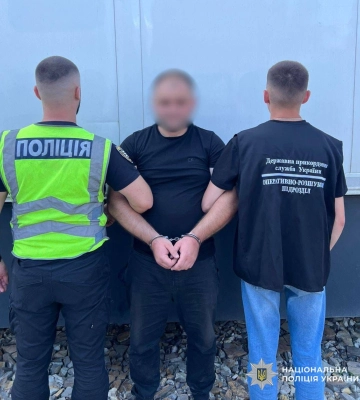 Перевозив ухилянтів через кордон у машині з деревиною - на Закарпатті затримано водія. ФОТО