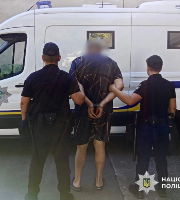 Одеські поліцейські «на гарячому» затримали збувача вогнепальної зброї та боєприпасів