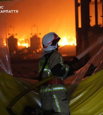 Уже 21 пострадавший от атаки рф в Мукачево, пожар до сих пор не потушен