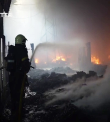 Наслідки російського ракетного удару по Мукачеву: триває ліквідація масштабної пожежі