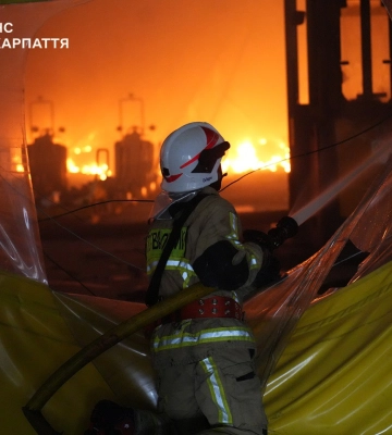 Атака на завод в Мукачево: спасатели продолжают ликвидировать пожар