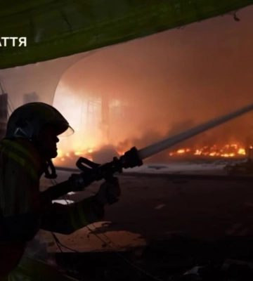 У Мукачеві триває ліквідація пожежі на підприємстві, що виникла через обстріл РФ