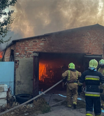 У Тростянці рятувальники ліквідували загоряння гаража (відео)