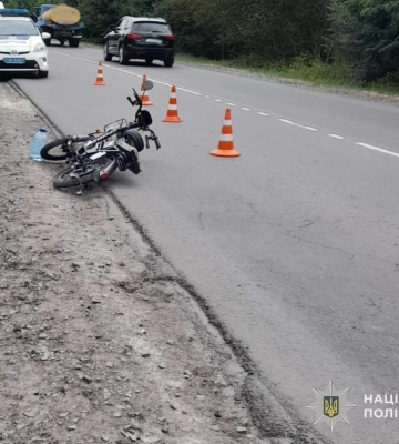 На Львівщині велосипедист з пасажиркою на рамі не впорався з керуванняи і впав