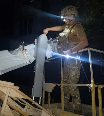 У Сумах російський дрон застряг на дереві біля багатоповерхівки