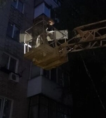 Российский БПЛА застрял в деревьях в нескольких метрах от многоэтажки в Сумах. ФОТО