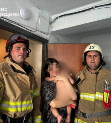 На Одещині рятувальники визволили малюка, що випадково зачинився в квартирі