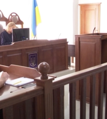 У Луцьку колишній міліціонер «рішав питання» в сервісному центрі: його судять (відео)