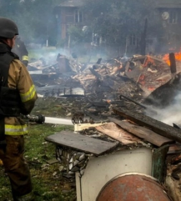 На Сумщині внаслідок обстрілу виникла масштабна пожежа у житловому секторі