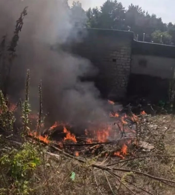 У Вараші рятувальники загасили пожежу сухої трави біля гаражів