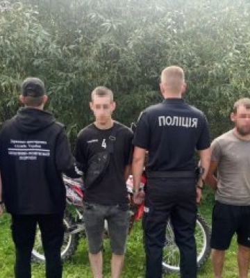 Кримінальна «прогулянка» лісом на мотокросі: на Тячівщині взято під варту переправників чоловіків
