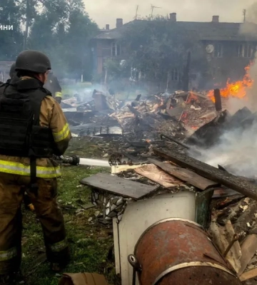 На Сумщині внаслідок обстрілу виникла масштабна пожежа у житловому секторі