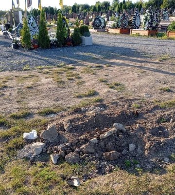 Мешканців Острога просять не викидати сміття на кладовище