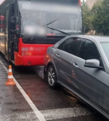 У Луцьку на Соборності автобус влетів у легковик: деталі аварії