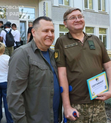 В Днепре открыли Центр жизнестойкости и вручили ключи от соцжилья семьям из Мариуполя