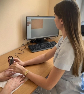 У Рівненській обласній лікарні впровадили унікальне дослідження судин нігтьового ложа