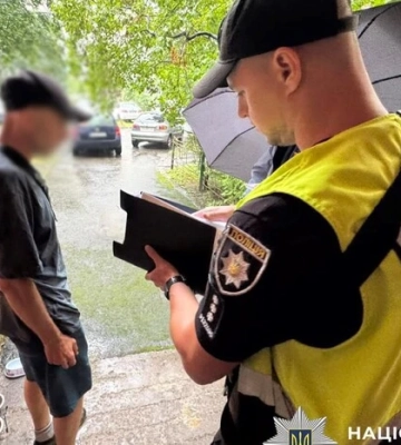 У Києві затримали чоловіка, який кинув світло-шумову гранату біля житлових будинків