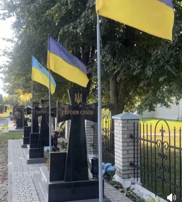 На Рівненщині вандали зривали прапори з могил військовиків