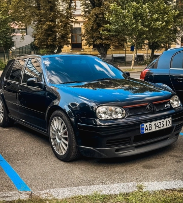 В Киеве заметили культовый заряженный Volkswagen 2000-х с редким тюнингом 