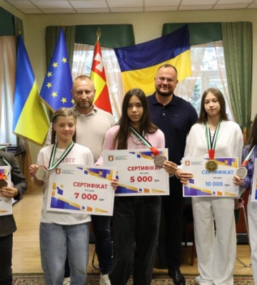 Мер Луцька вручив грошові сертифікати переможцям дитячого чемпіонату світу з ММА та кращому атлету Спеціальної Олімпіади України