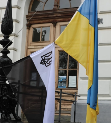 Біля Львівської політехніки підняли біло-чорний прапор