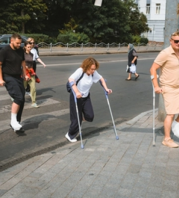 Пересувались кріслом колісним, наосліп та з гіпсом: у Луцьку пройшов інтенсив з питань безбар’єрності
